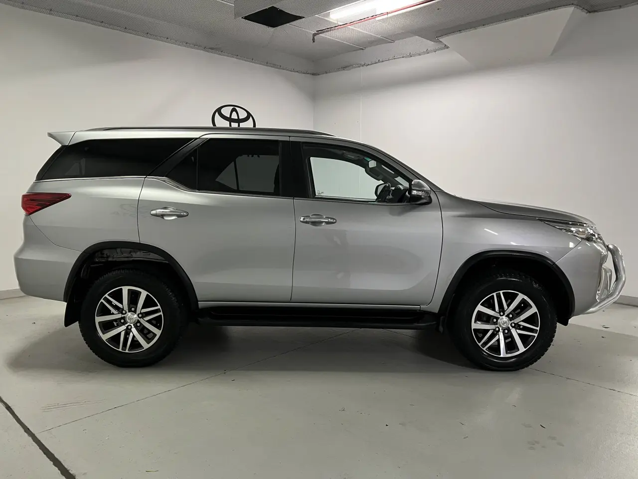 2017 TOYOTA FORTUNER Gallery Image 4