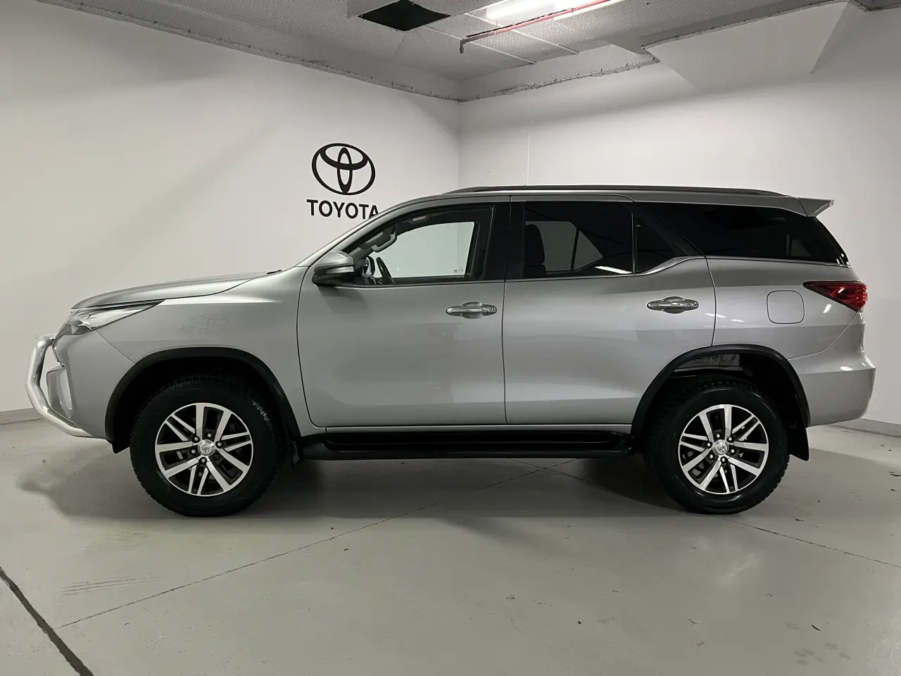 2017 TOYOTA FORTUNER Gallery Image 9