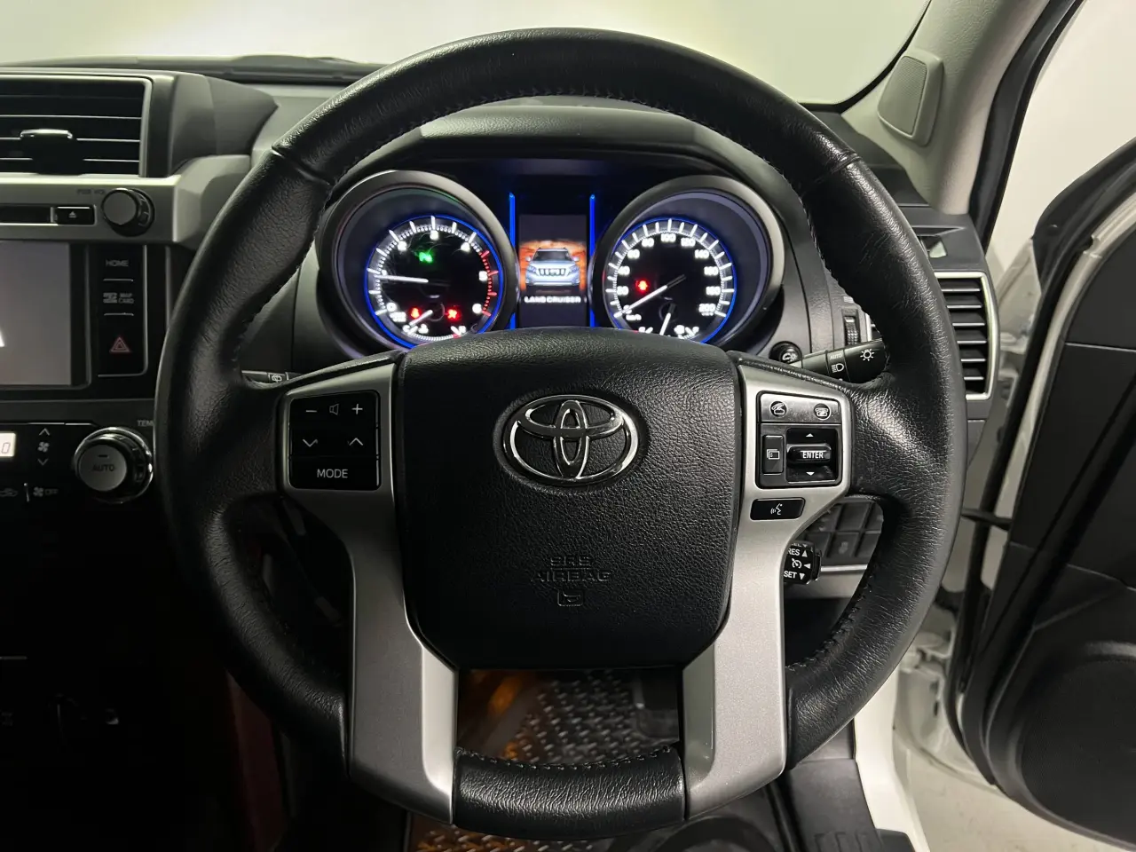 2017 TOYOTA LANDCRUISER Gallery Image 16