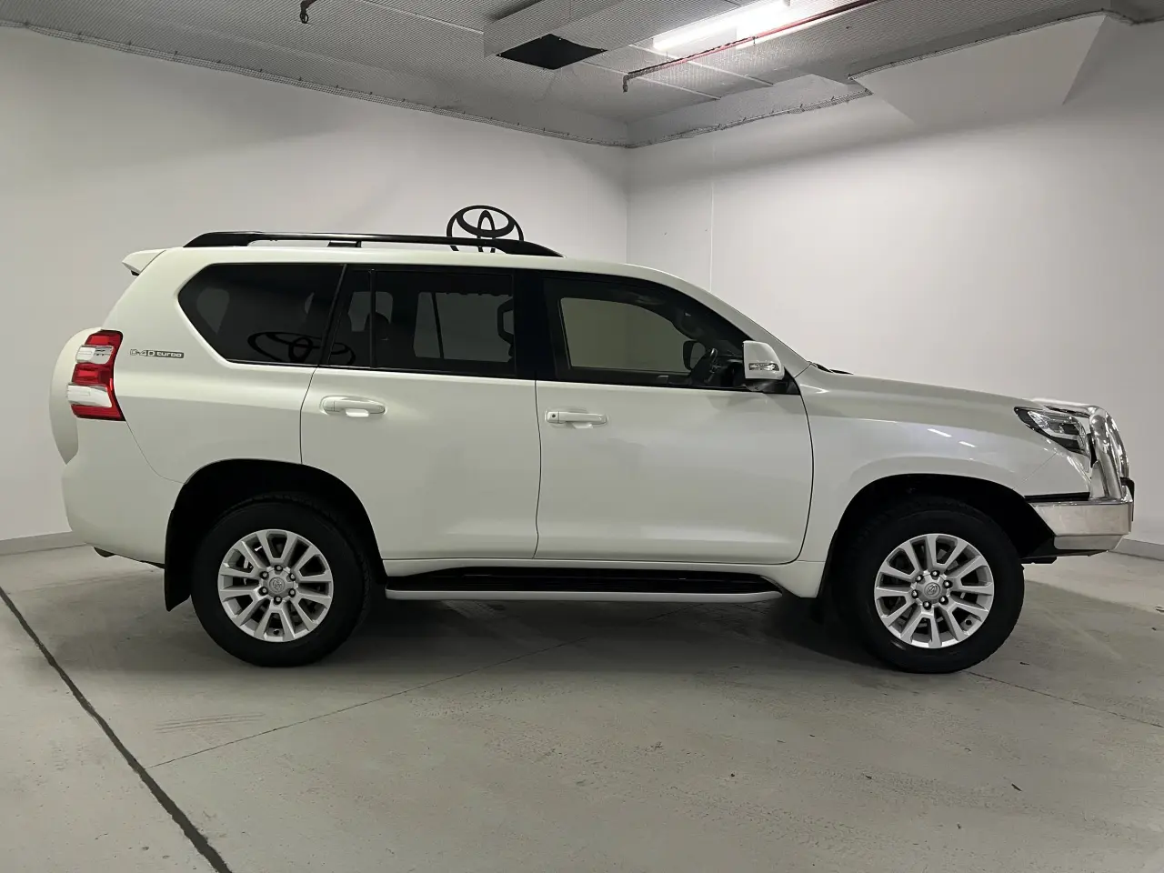 2017 TOYOTA LANDCRUISER Gallery Image 4
