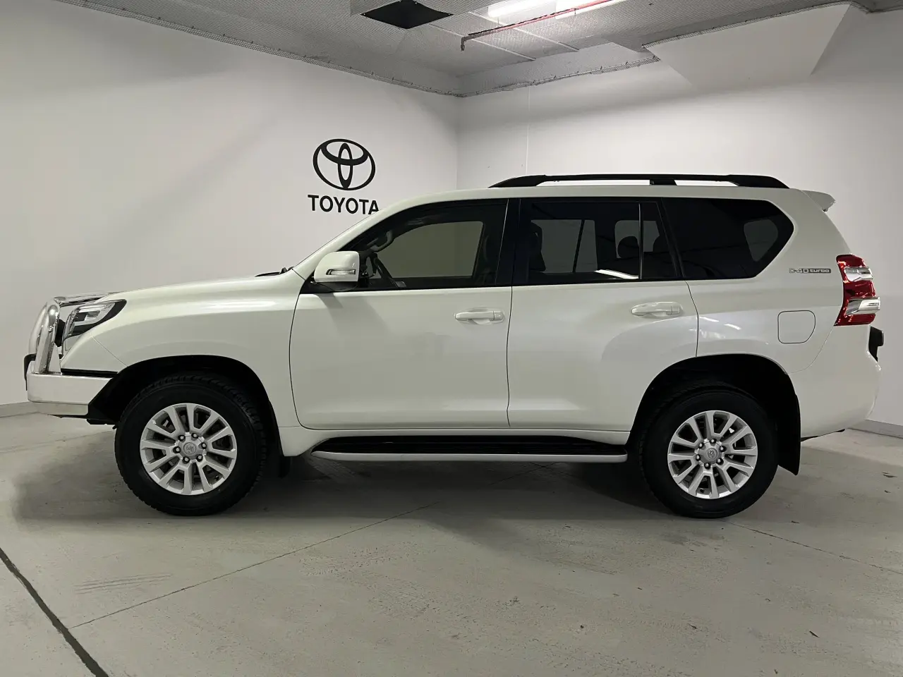 2017 TOYOTA LANDCRUISER Gallery Image 8