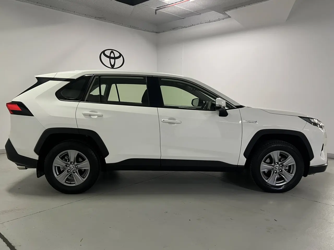 2023 TOYOTA RAV4 HYBRID Gallery Image 4
