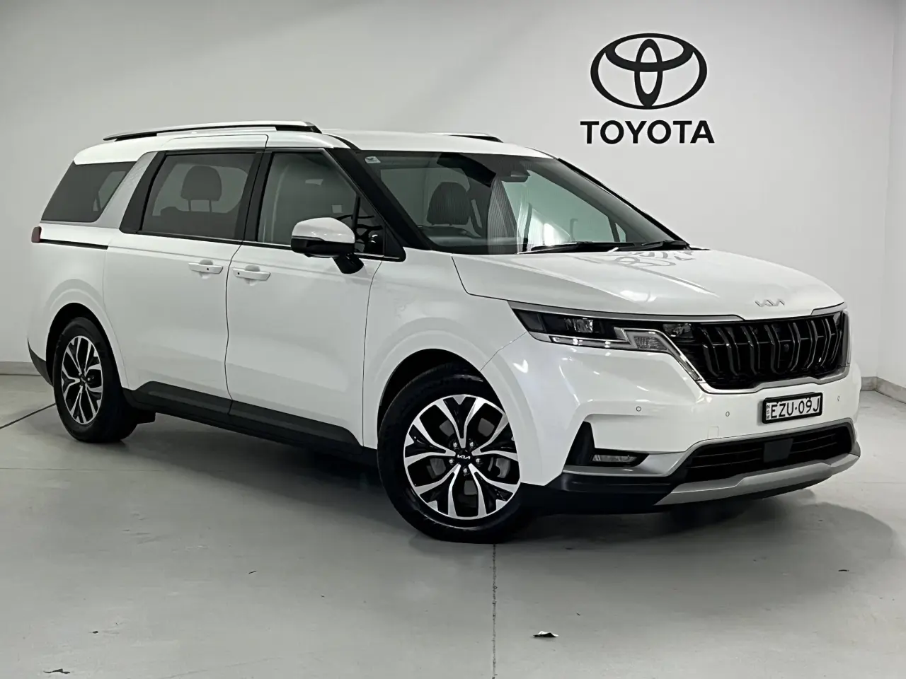 2023 KIA CARNIVAL Gallery Image 1