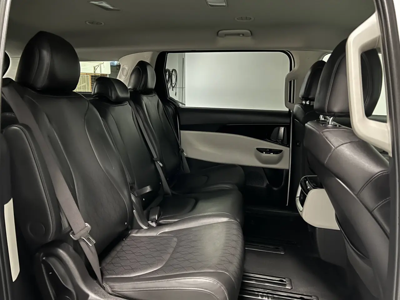 2023 KIA CARNIVAL Gallery Image 11