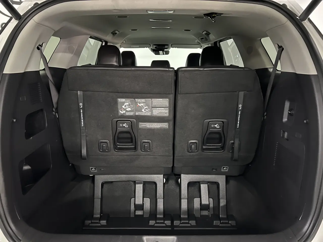 2023 KIA CARNIVAL Gallery Image 12