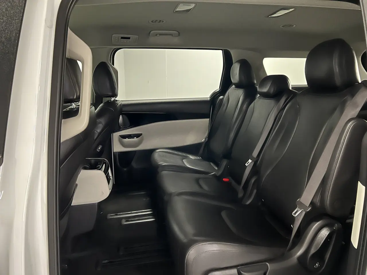 2023 KIA CARNIVAL Gallery Image 14