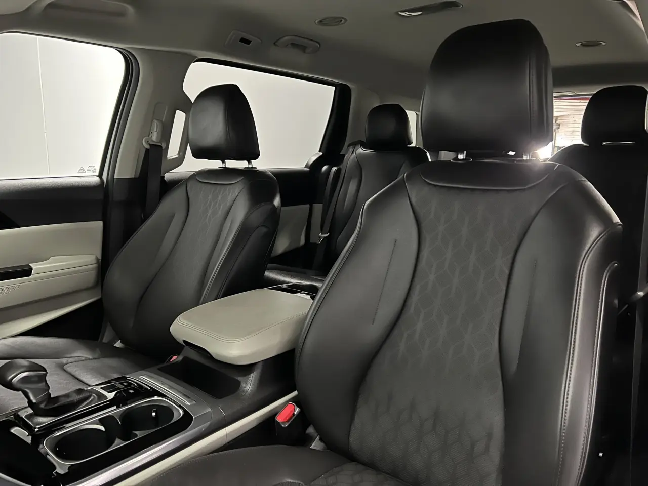 2023 KIA CARNIVAL Gallery Image 16