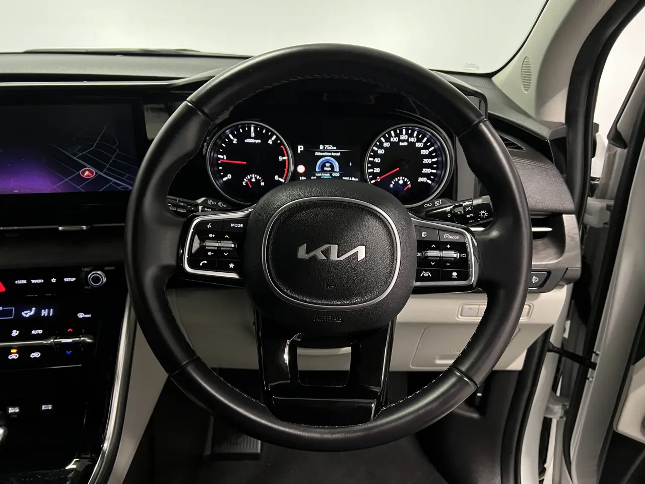 2023 KIA CARNIVAL Gallery Image 17