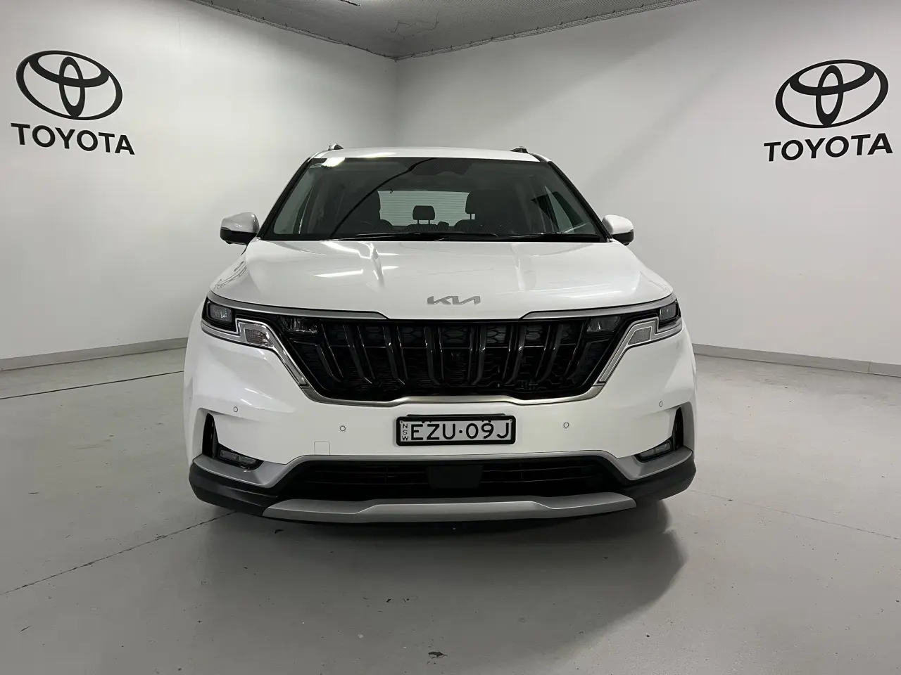 2023 KIA CARNIVAL Gallery Image 2