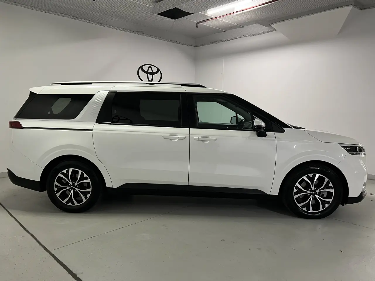 2023 KIA CARNIVAL Gallery Image 4