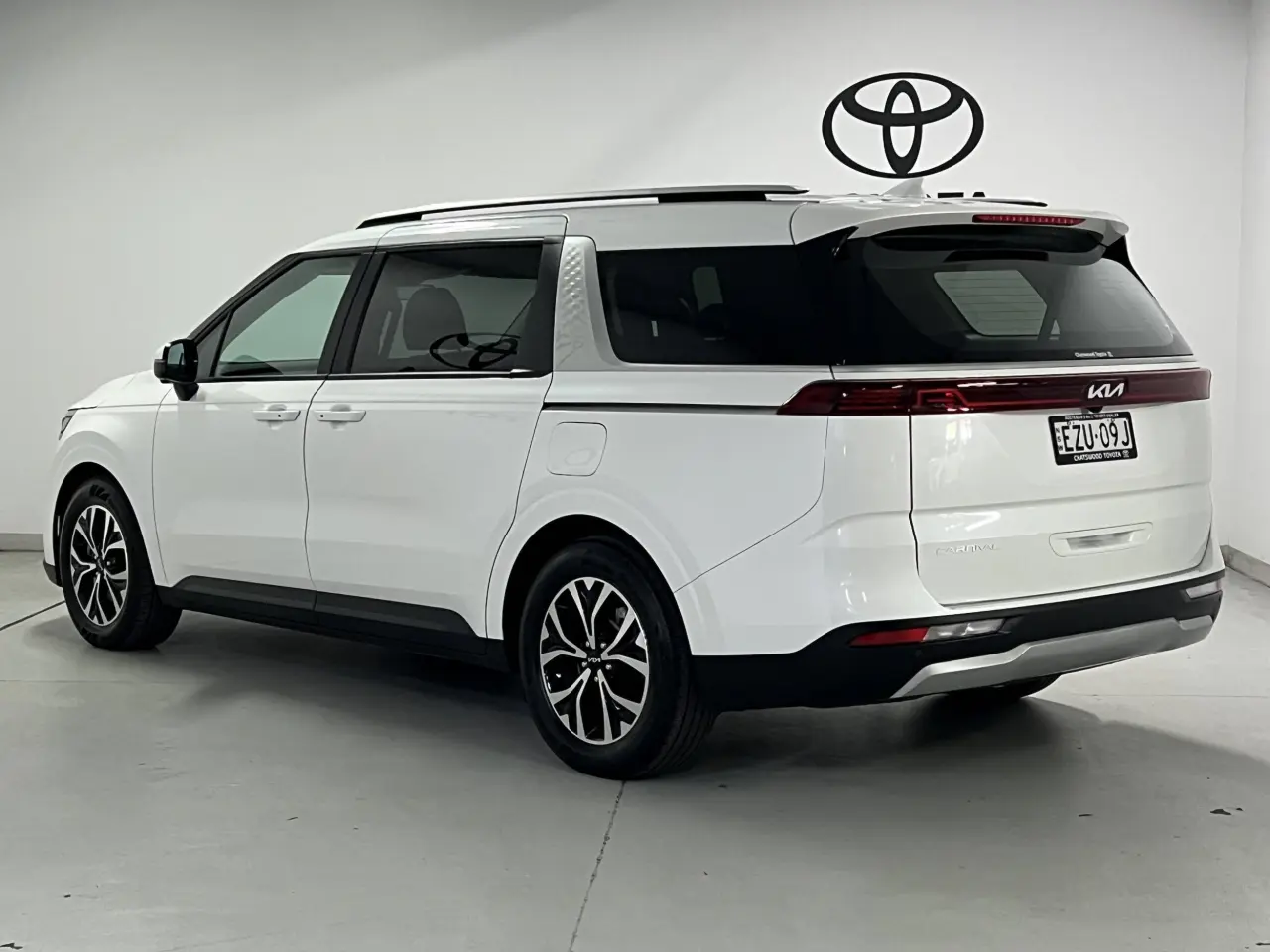 2023 KIA CARNIVAL Gallery Image 8