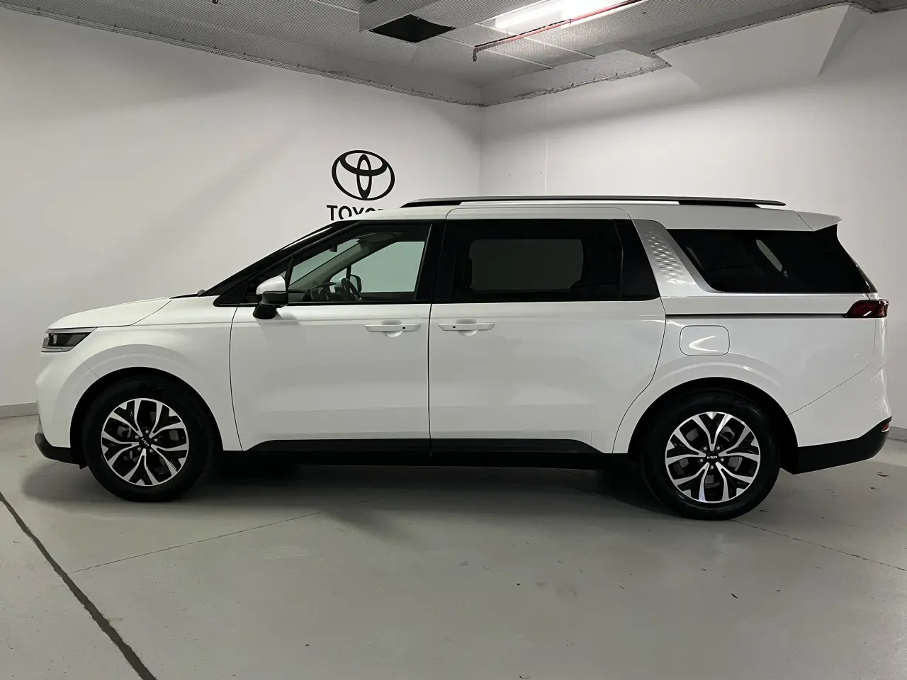 2023 KIA CARNIVAL Gallery Image 9