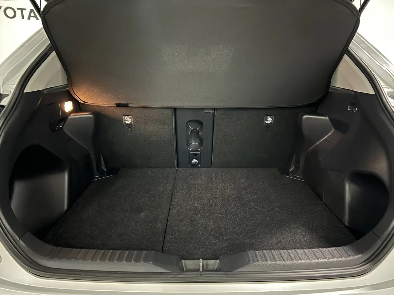 2022 TOYOTA YARIS CROSS HYBRID Gallery Image 12
