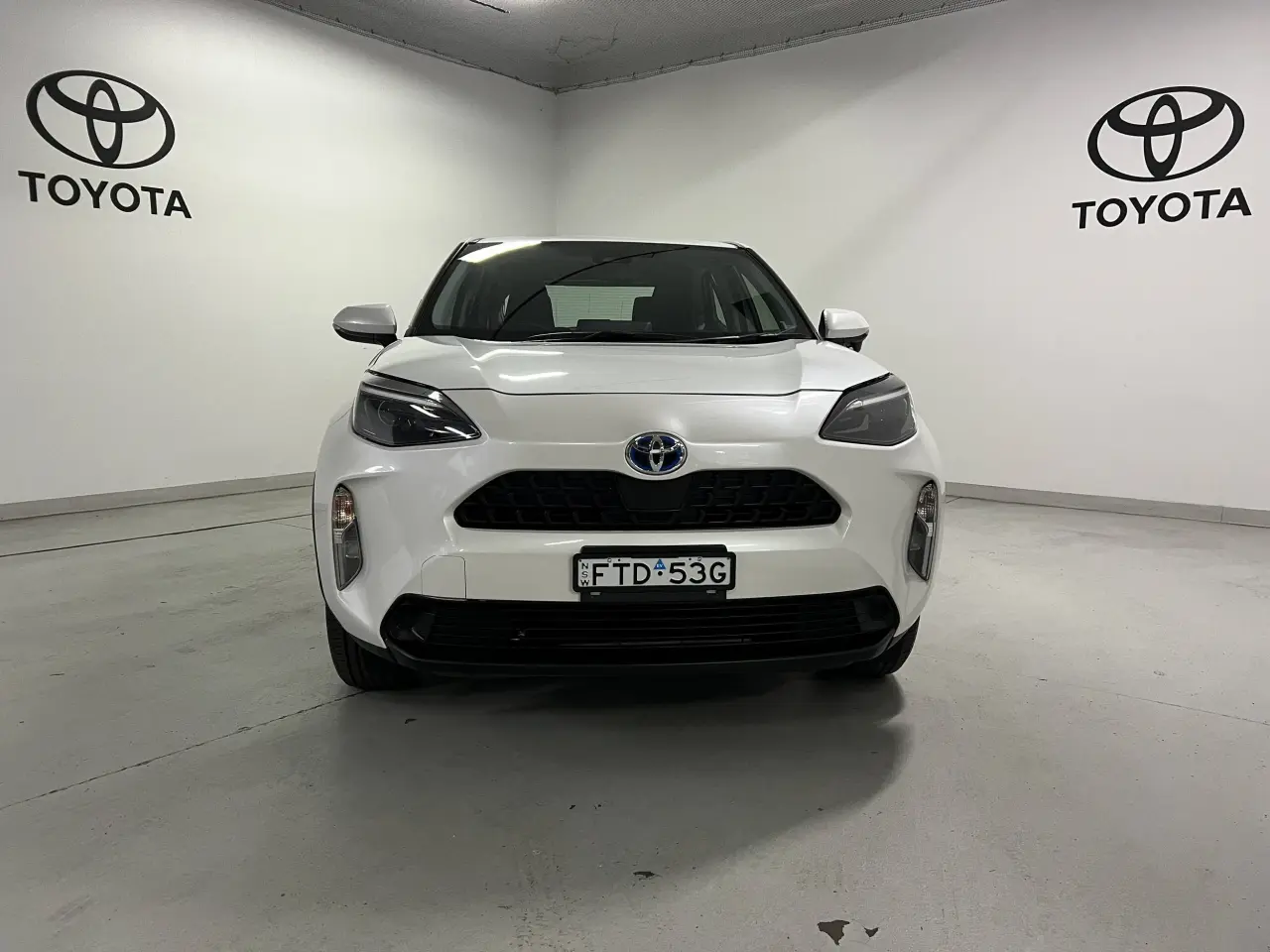 2022 TOYOTA YARIS CROSS HYBRID Gallery Image 2
