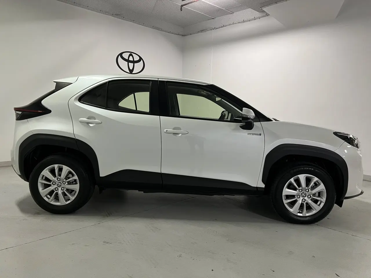 2022 TOYOTA YARIS CROSS HYBRID Gallery Image 4