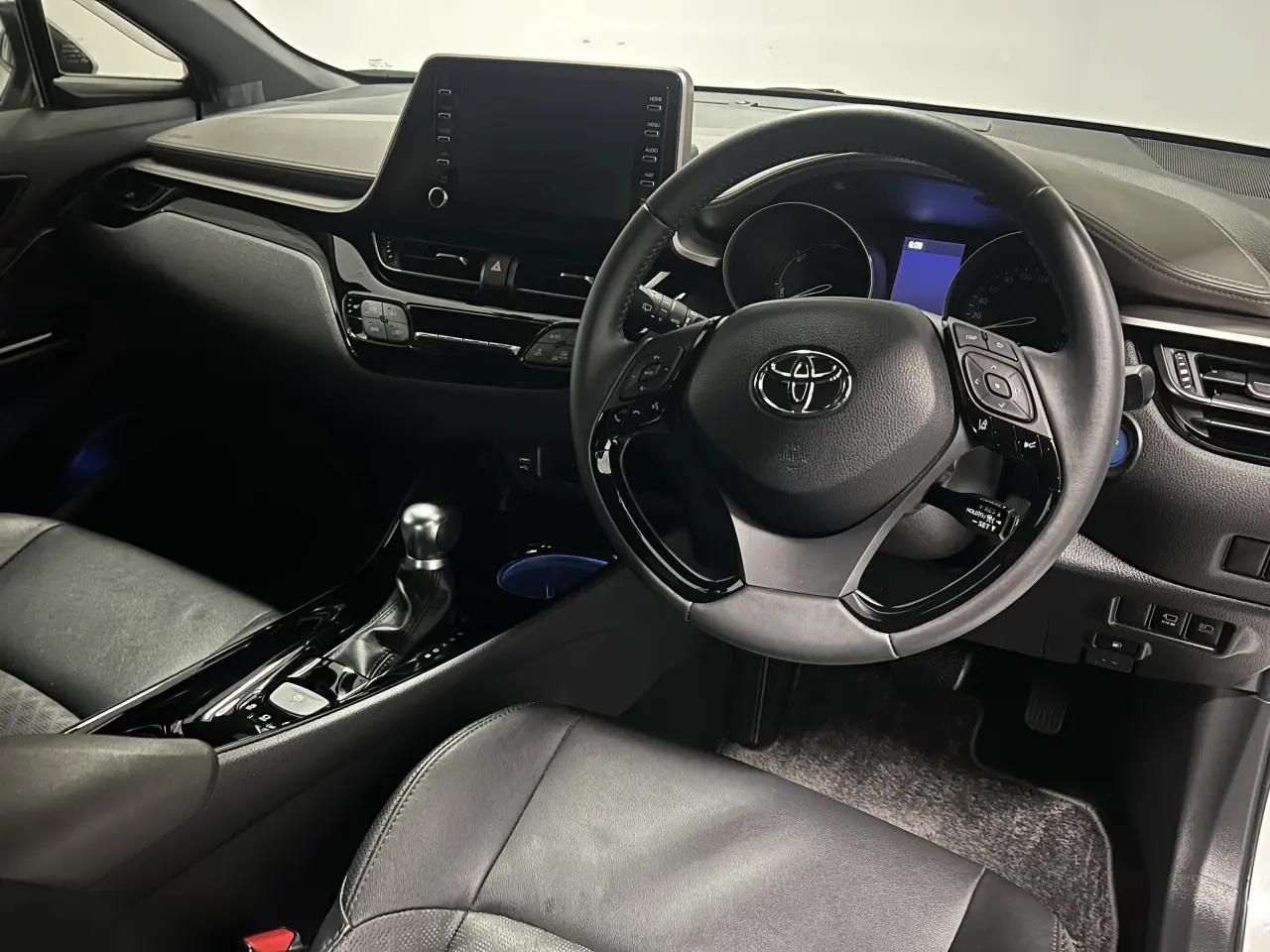 2020 TOYOTA C-HR HYBRID Gallery Image 10