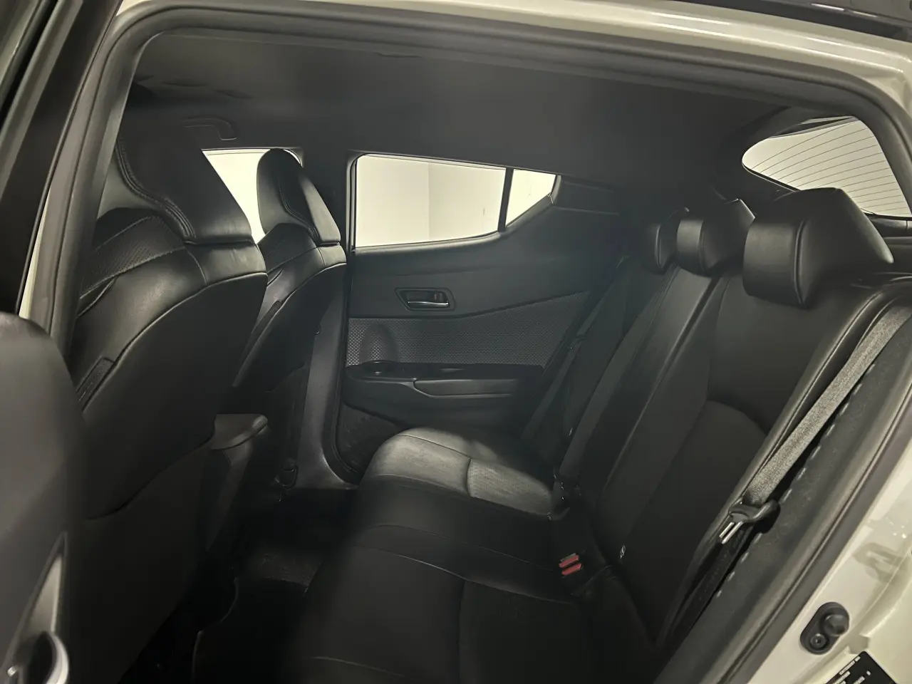 2020 TOYOTA C-HR HYBRID Gallery Image 13