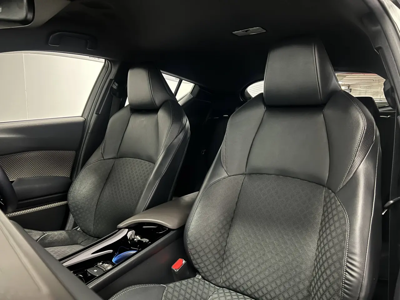 2020 TOYOTA C-HR HYBRID Gallery Image 15