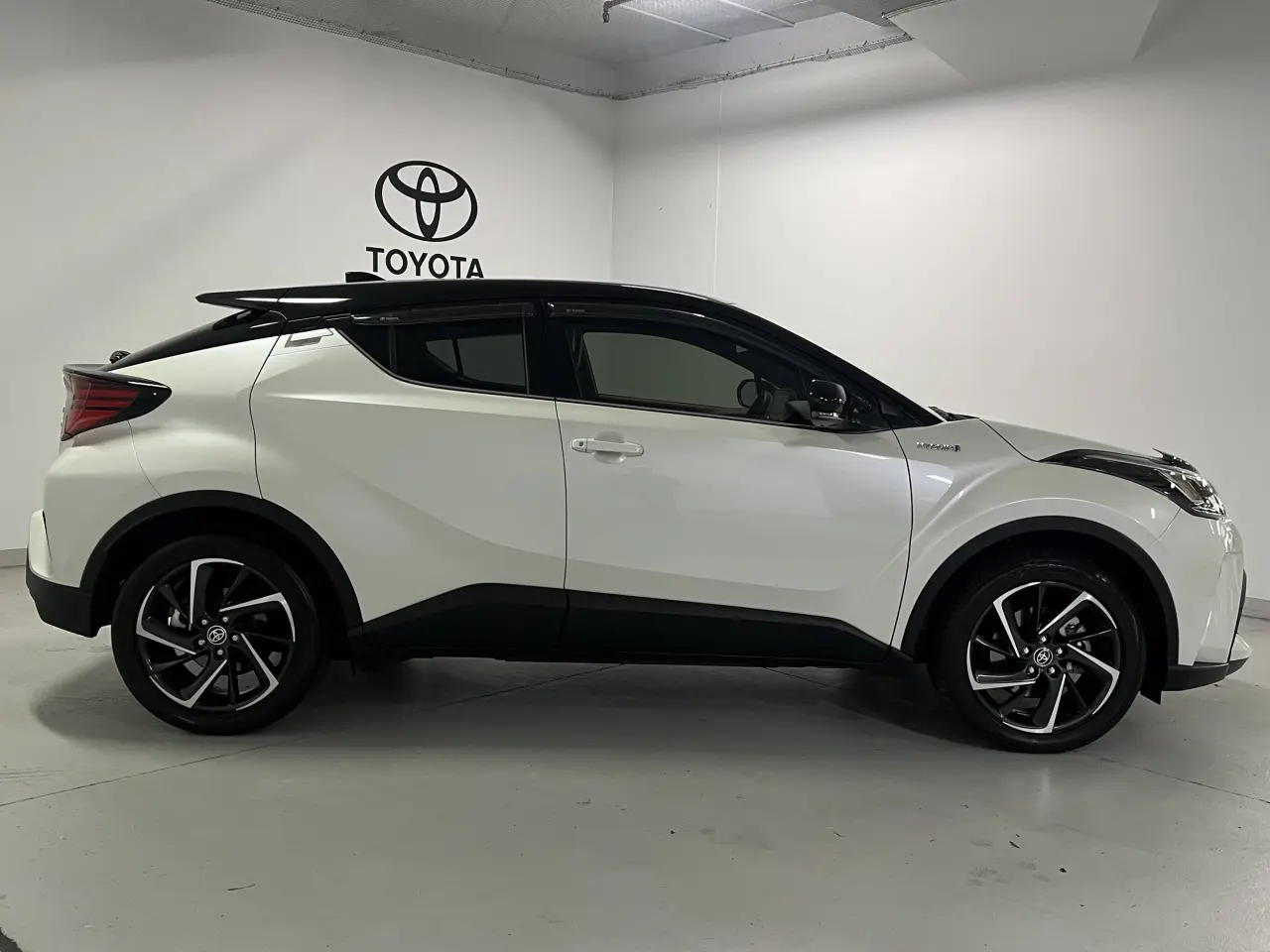 2020 TOYOTA C-HR HYBRID Gallery Image 4