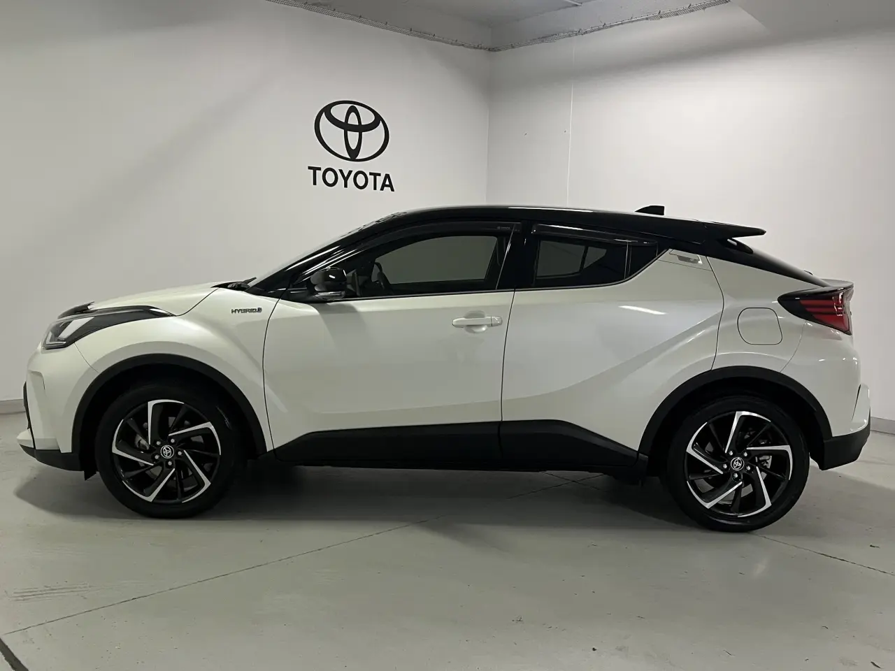 2020 TOYOTA C-HR HYBRID Gallery Image 9