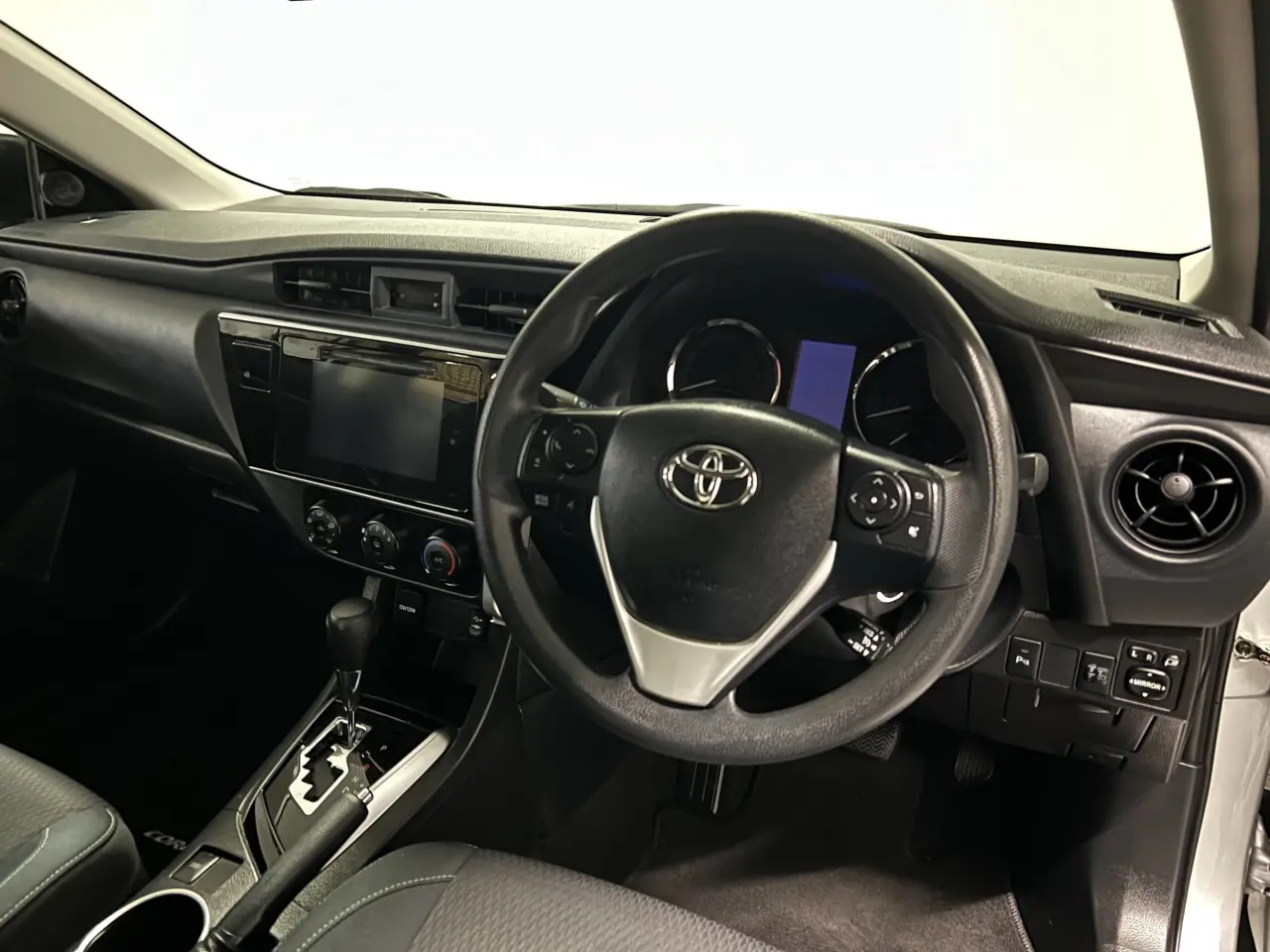 2017 TOYOTA COROLLA Gallery Image 10