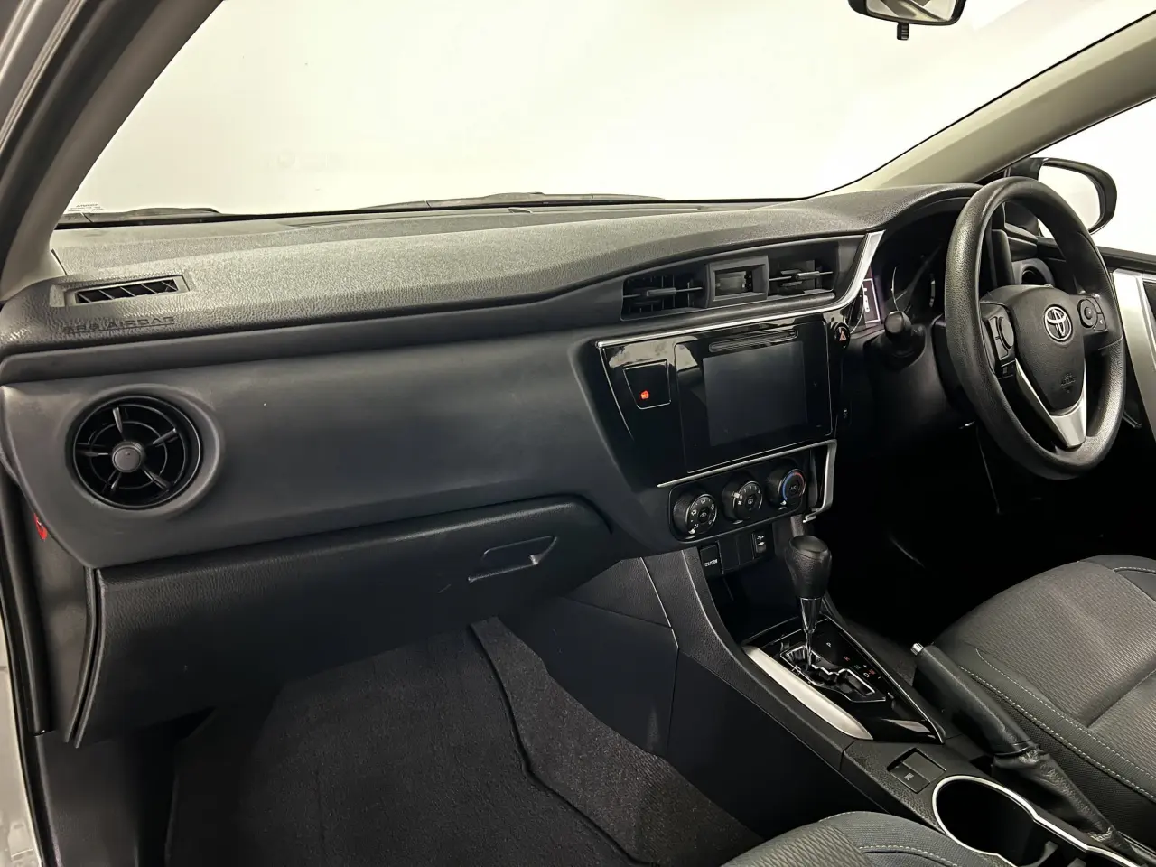 2017 TOYOTA COROLLA Gallery Image 14
