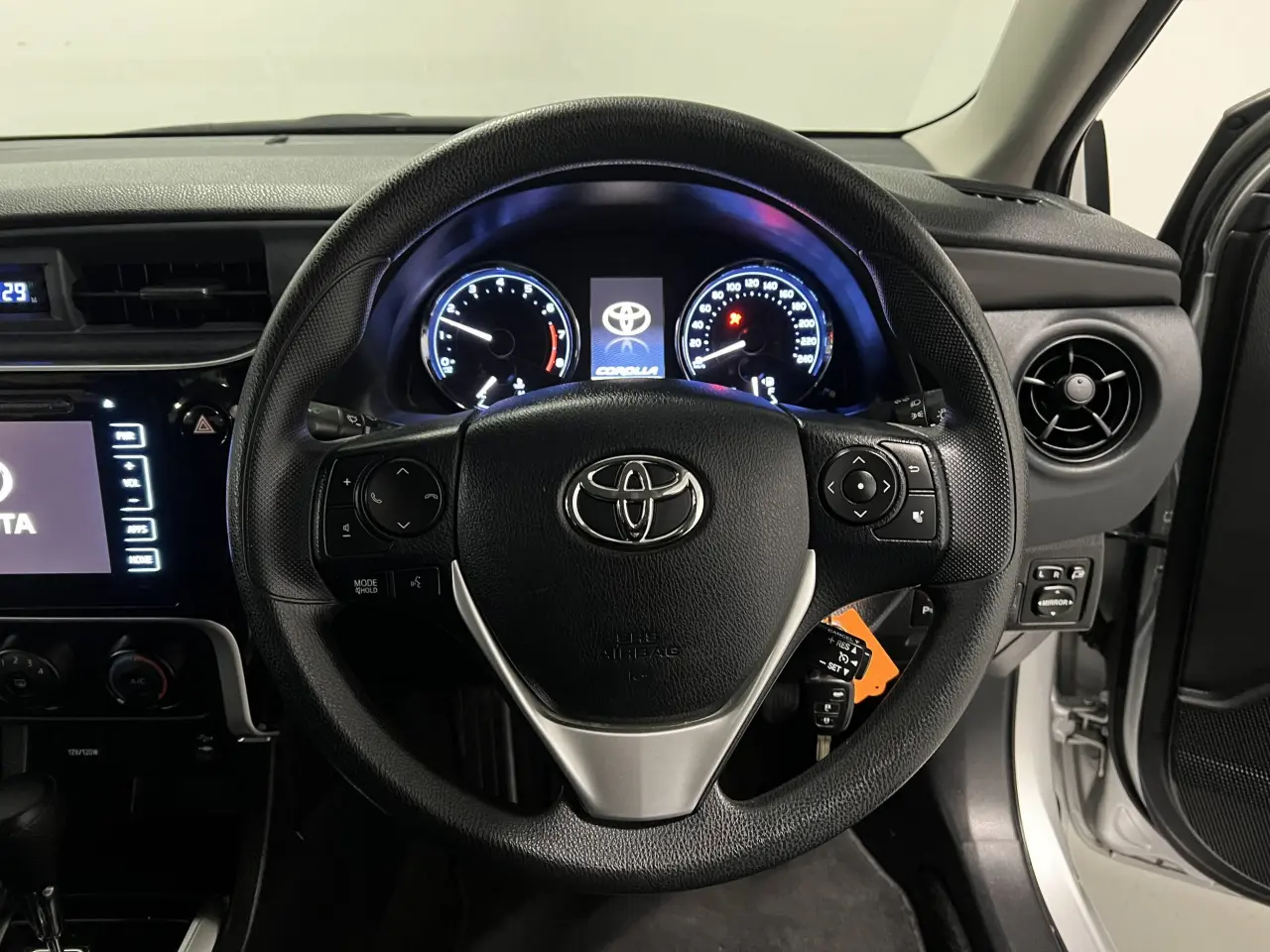 2017 TOYOTA COROLLA Gallery Image 16