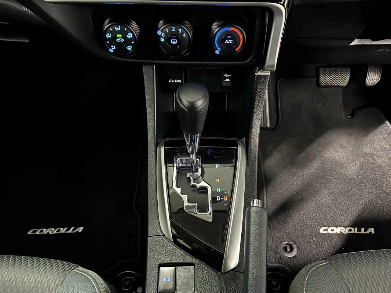 2017 TOYOTA COROLLA Gallery Image 19