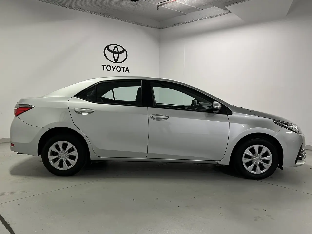 2017 TOYOTA COROLLA Gallery Image 4