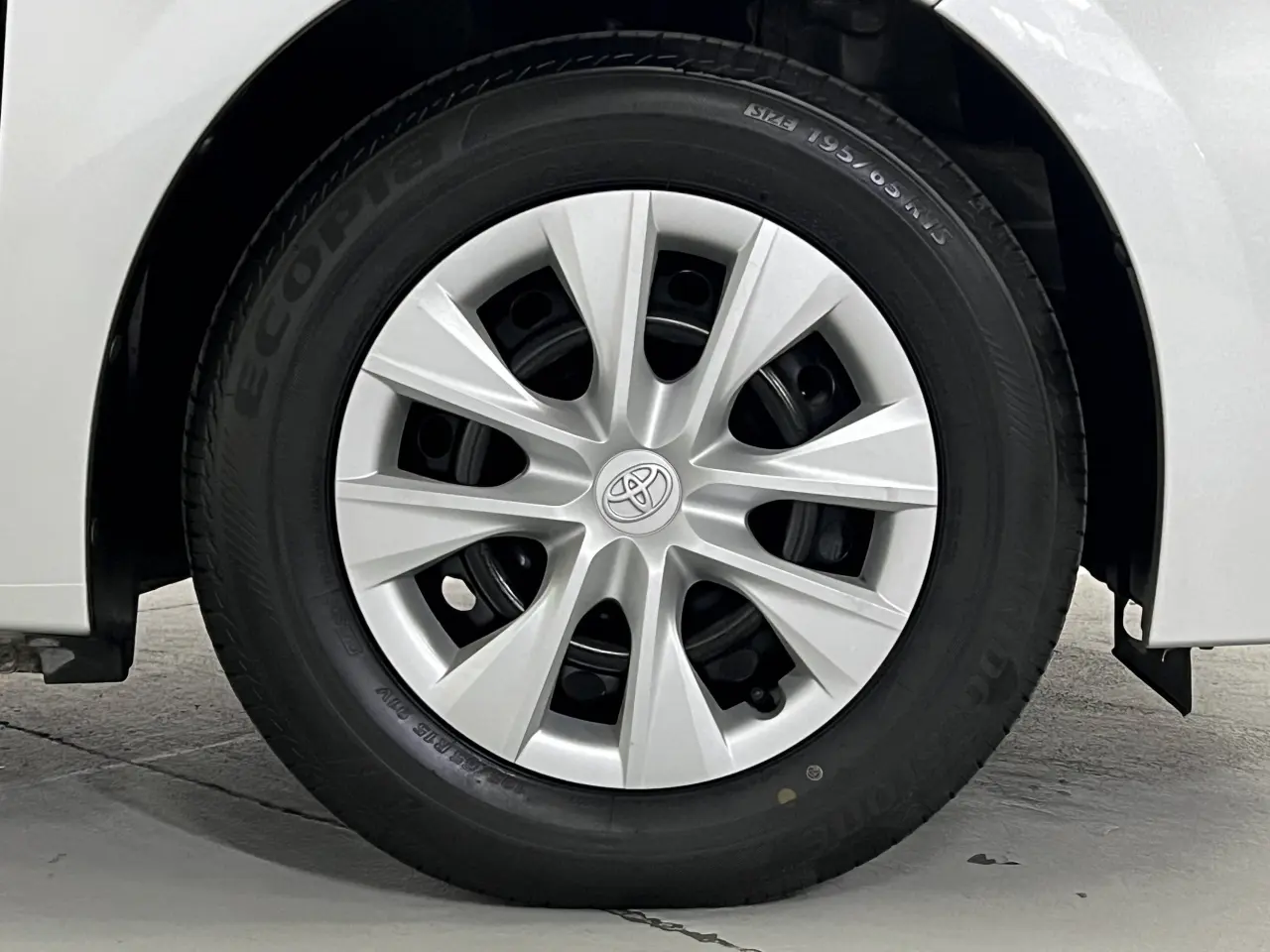 2017 TOYOTA COROLLA Gallery Image 5