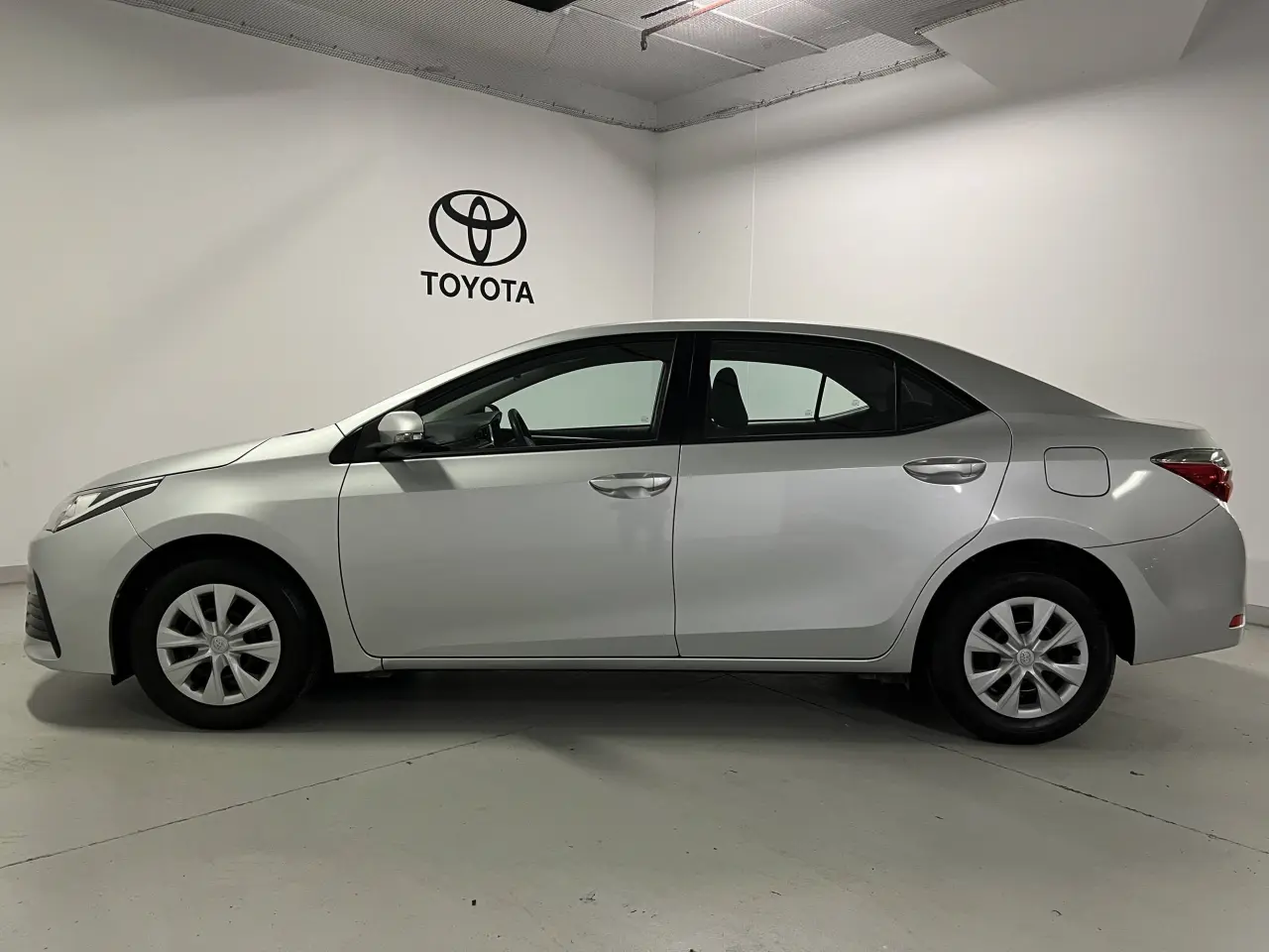 2017 TOYOTA COROLLA Gallery Image 9