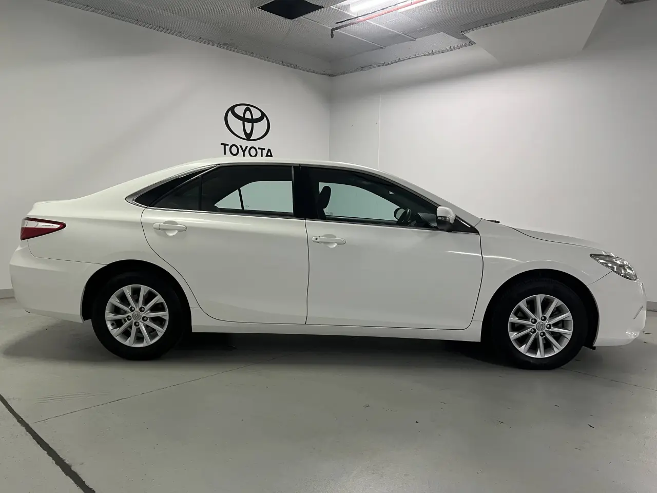 2017 TOYOTA CAMRY Gallery Image 4