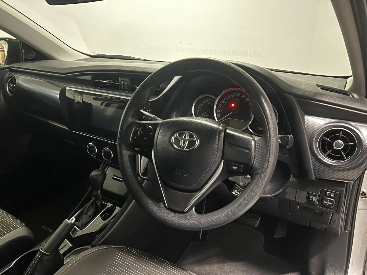 2018 TOYOTA COROLLA Gallery Image 10