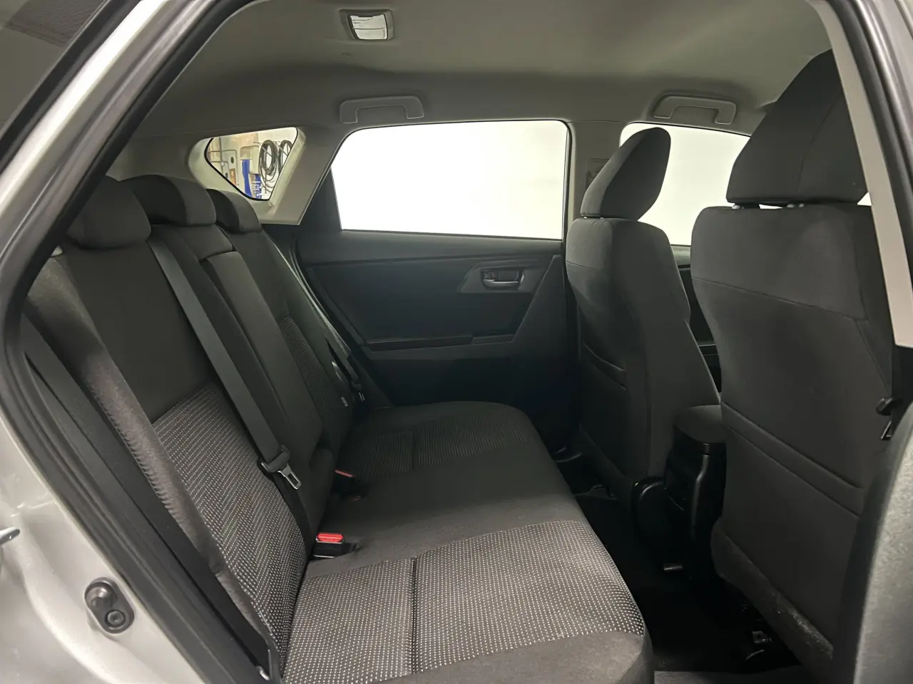 2018 TOYOTA COROLLA Gallery Image 11