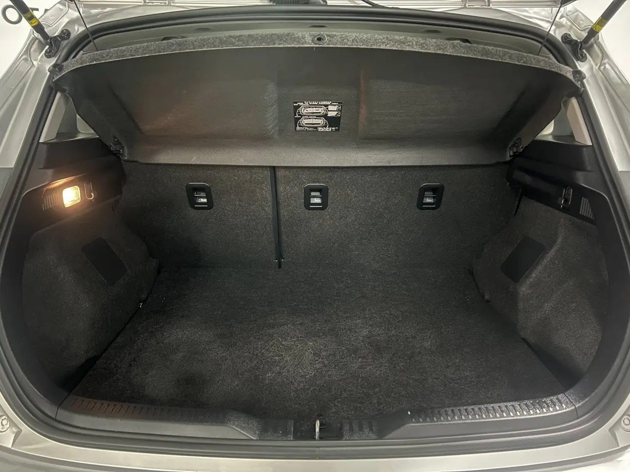 2018 TOYOTA COROLLA Gallery Image 12