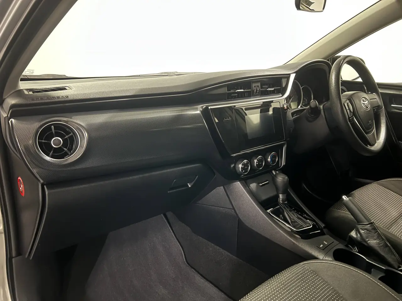 2018 TOYOTA COROLLA Gallery Image 14