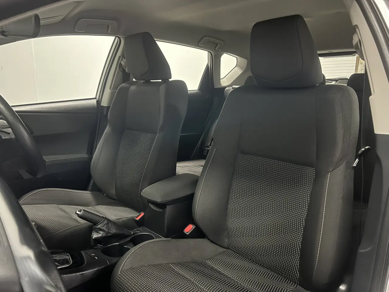 2018 TOYOTA COROLLA Gallery Image 15