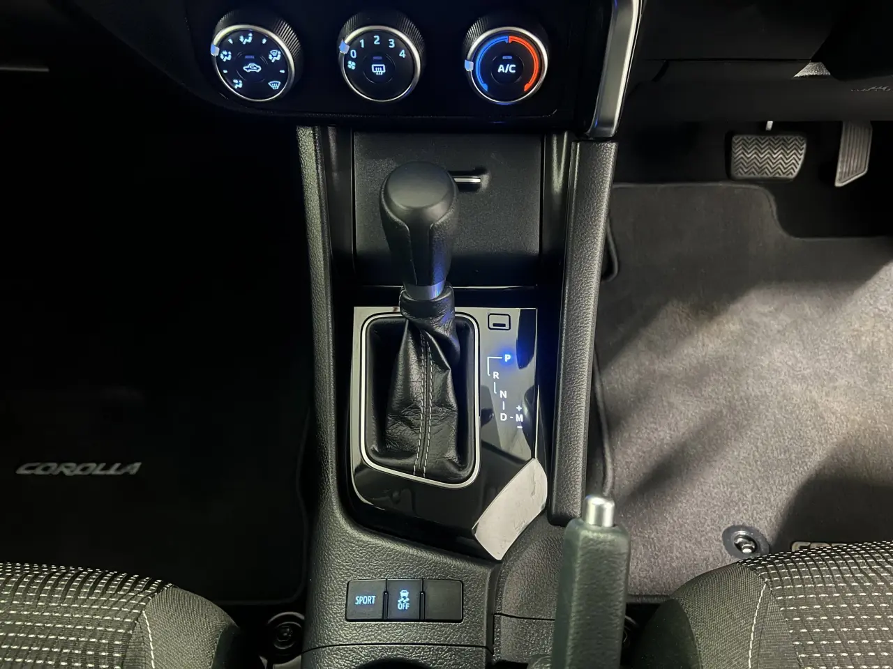 2018 TOYOTA COROLLA Gallery Image 19