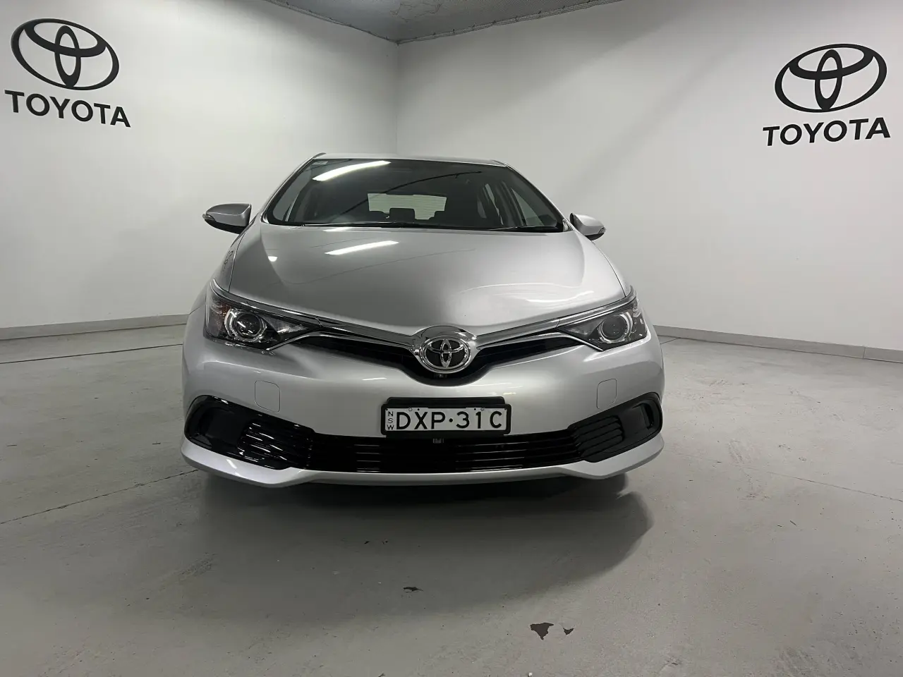 2018 TOYOTA COROLLA Gallery Image 2