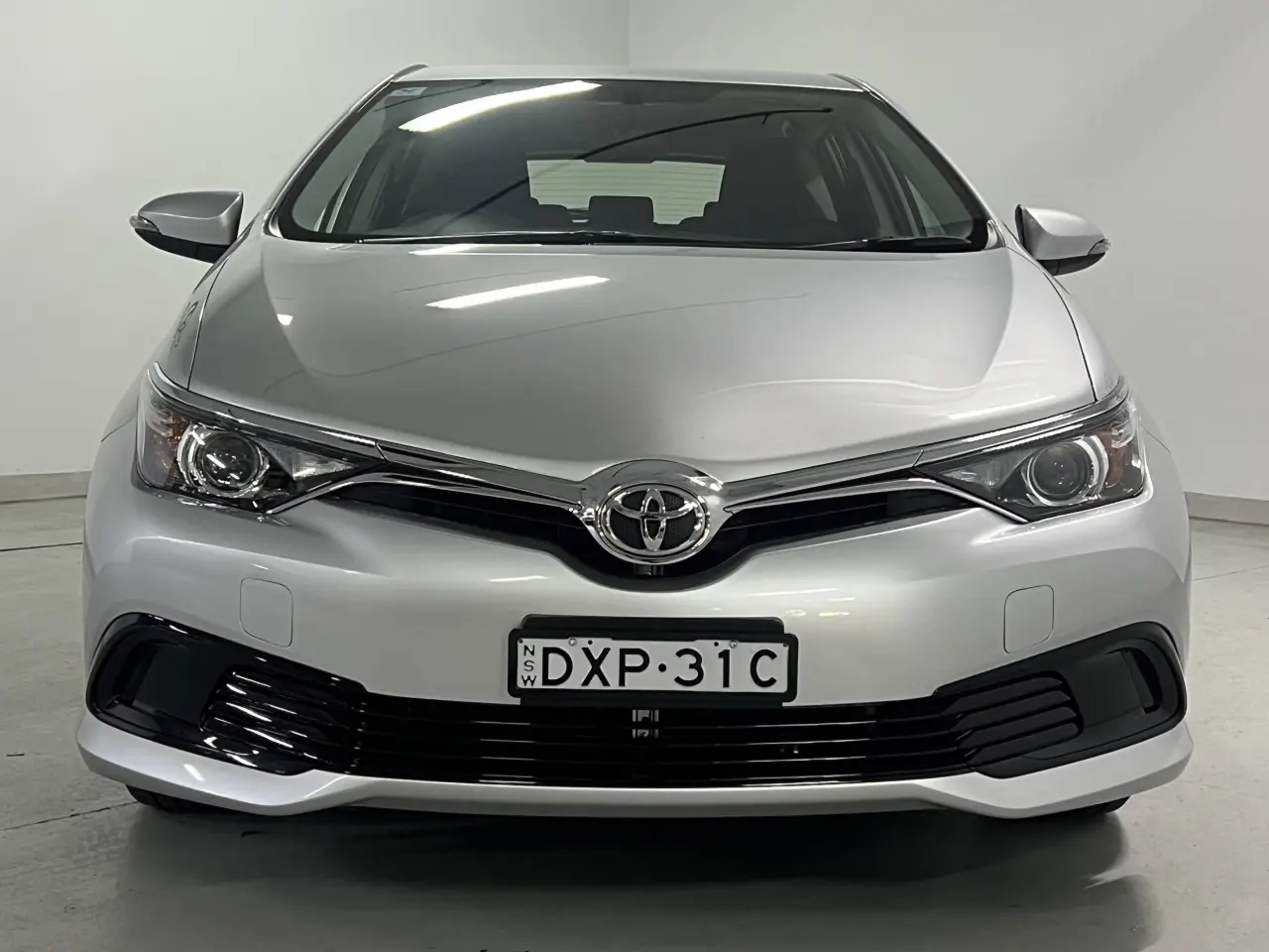2018 TOYOTA COROLLA Gallery Image 3