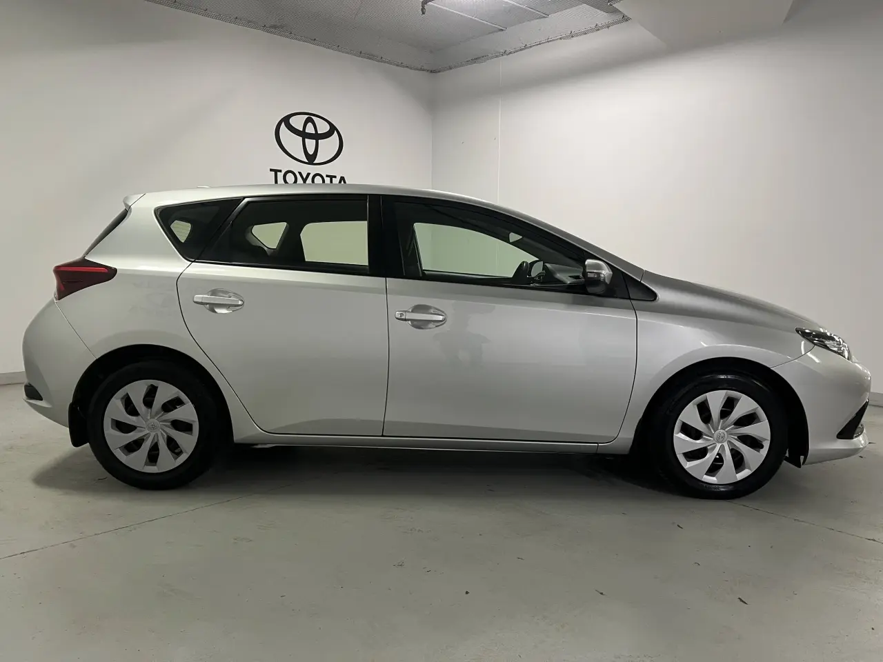2018 TOYOTA COROLLA Gallery Image 4