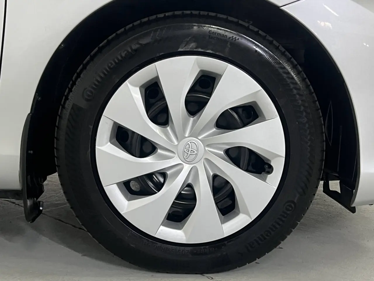 2018 TOYOTA COROLLA Gallery Image 5