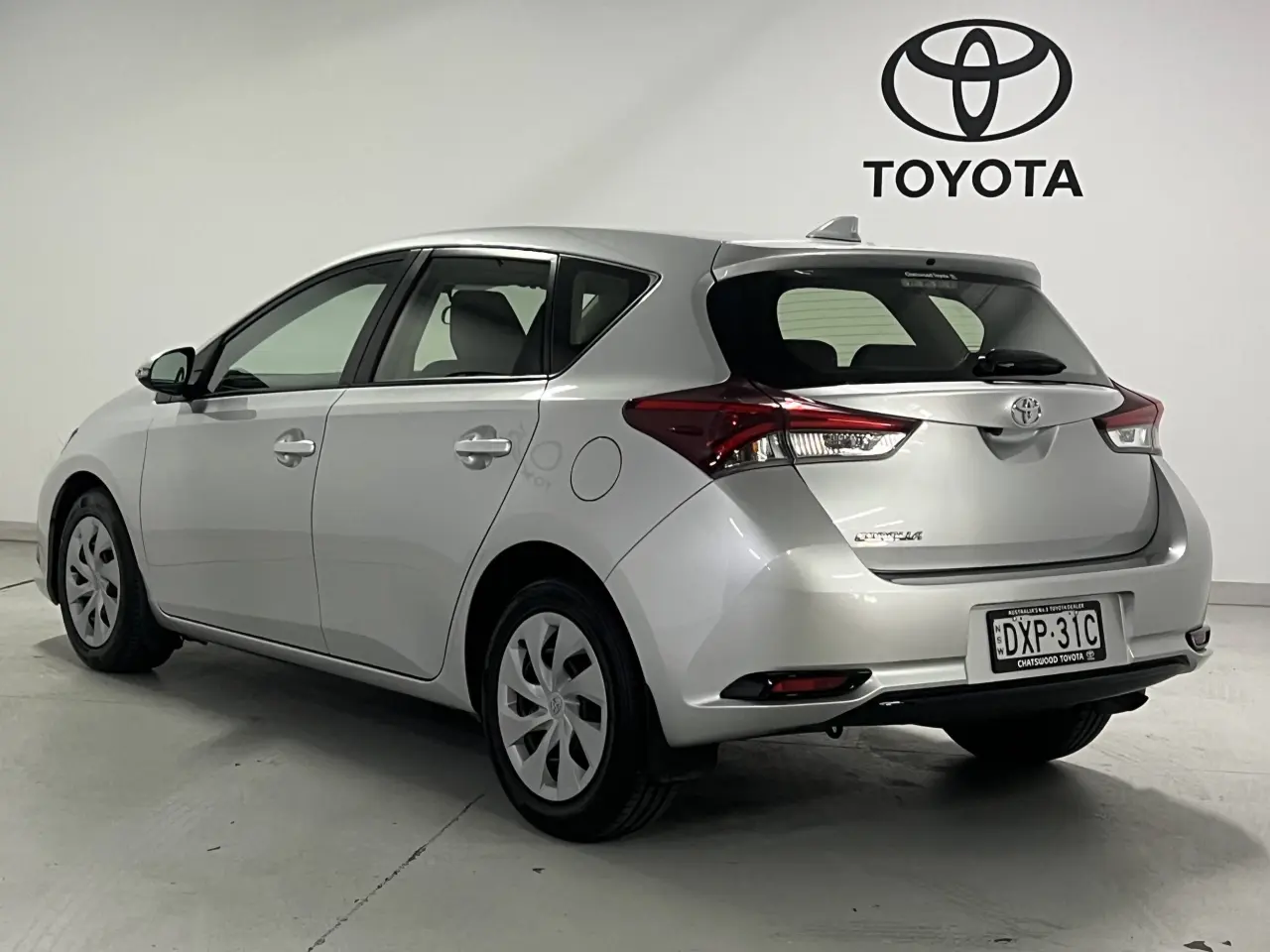 2018 TOYOTA COROLLA Gallery Image 8