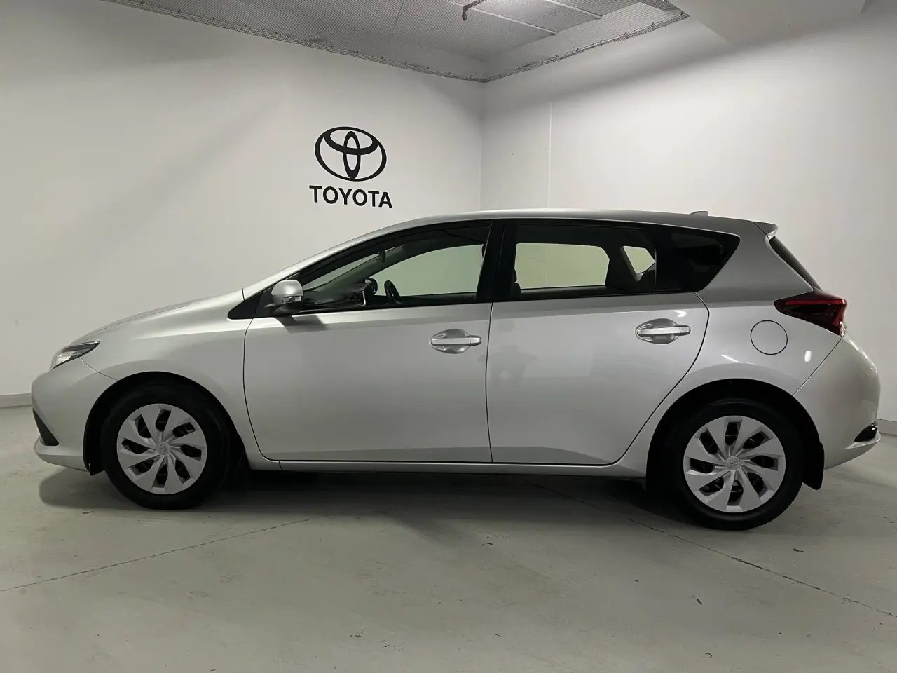 2018 TOYOTA COROLLA Gallery Image 9