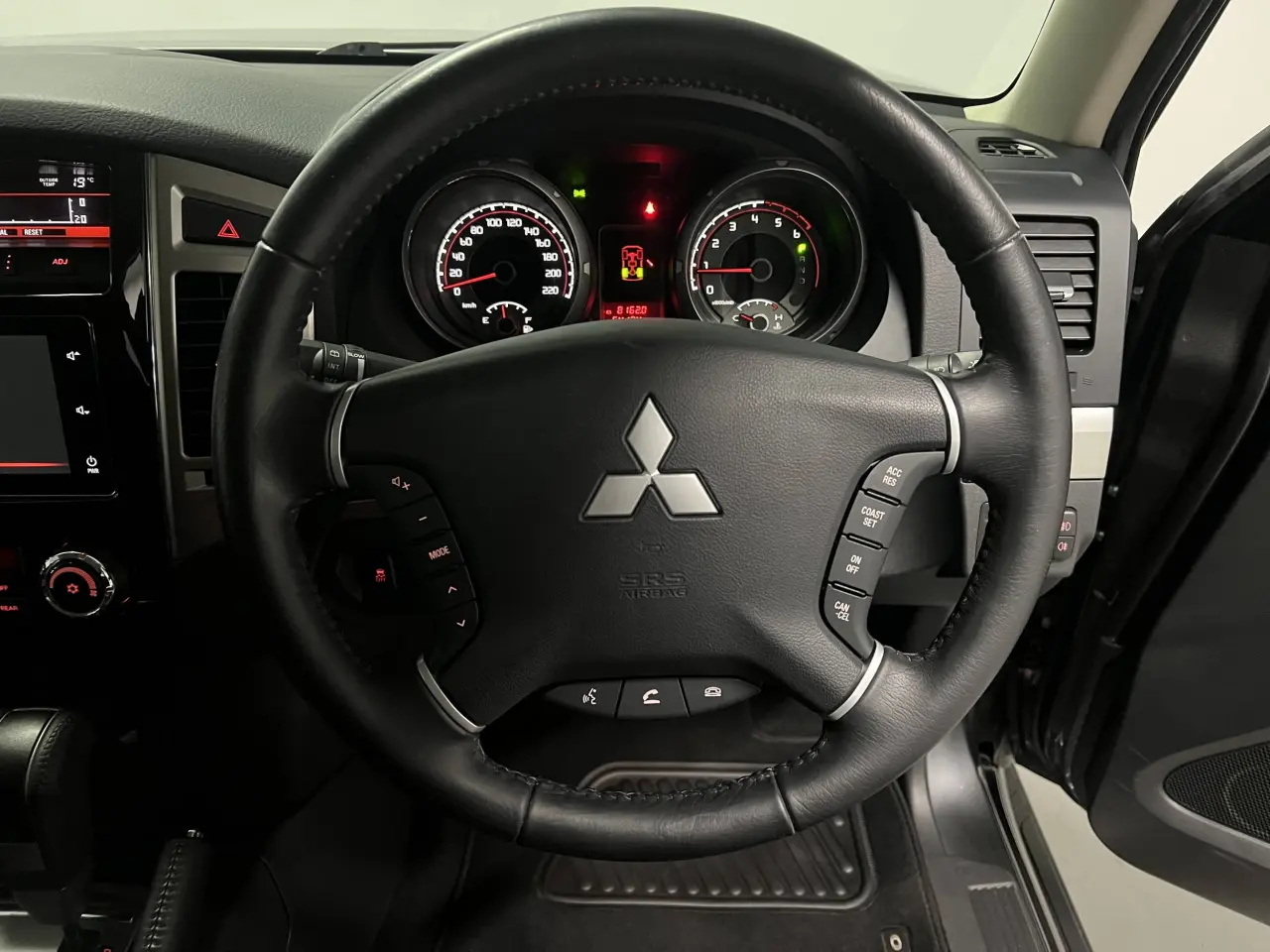 2020 MITSUBISHI PAJERO Gallery Image 17