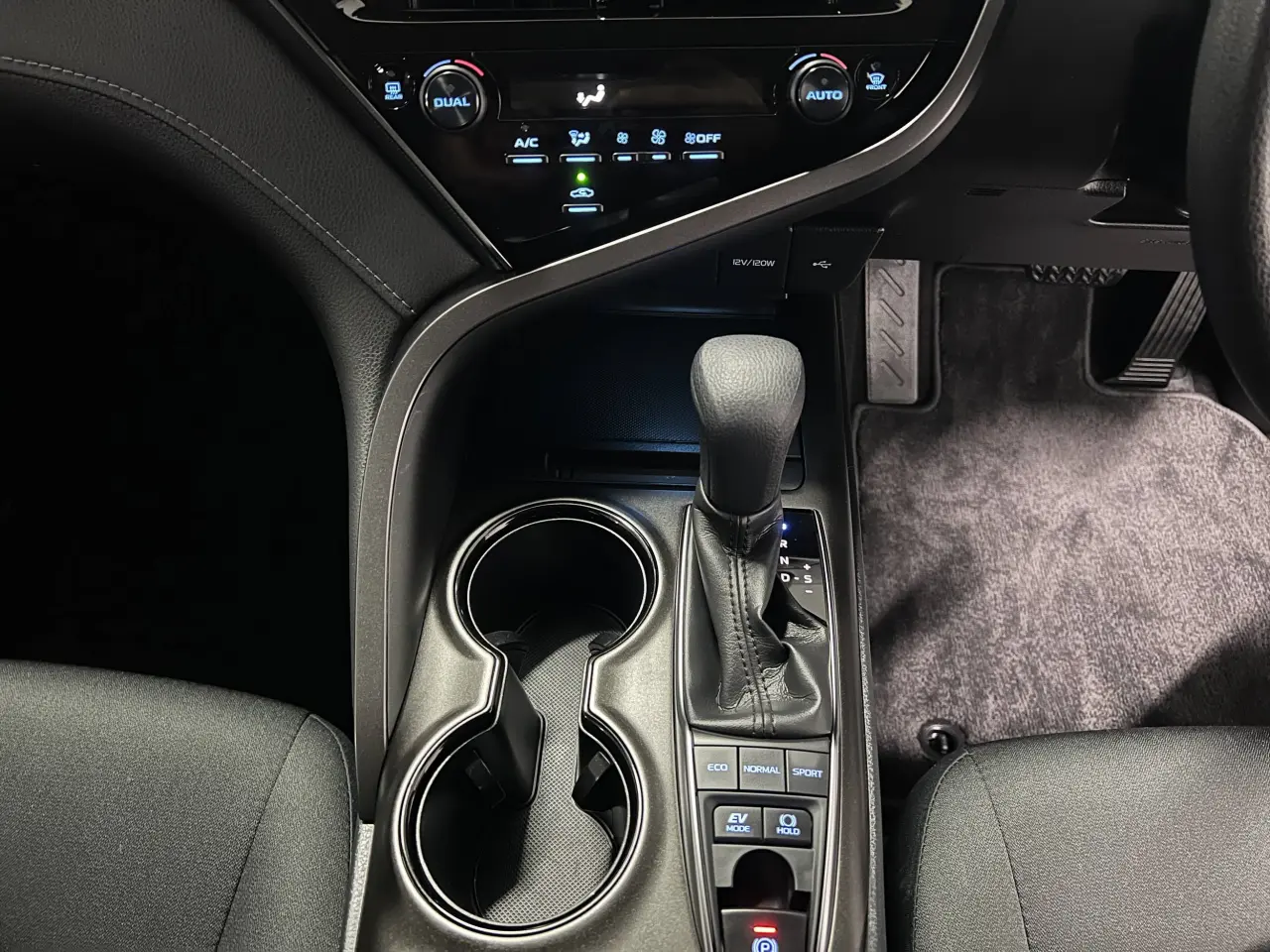 2022 TOYOTA CAMRY HYBRID Gallery Image 18