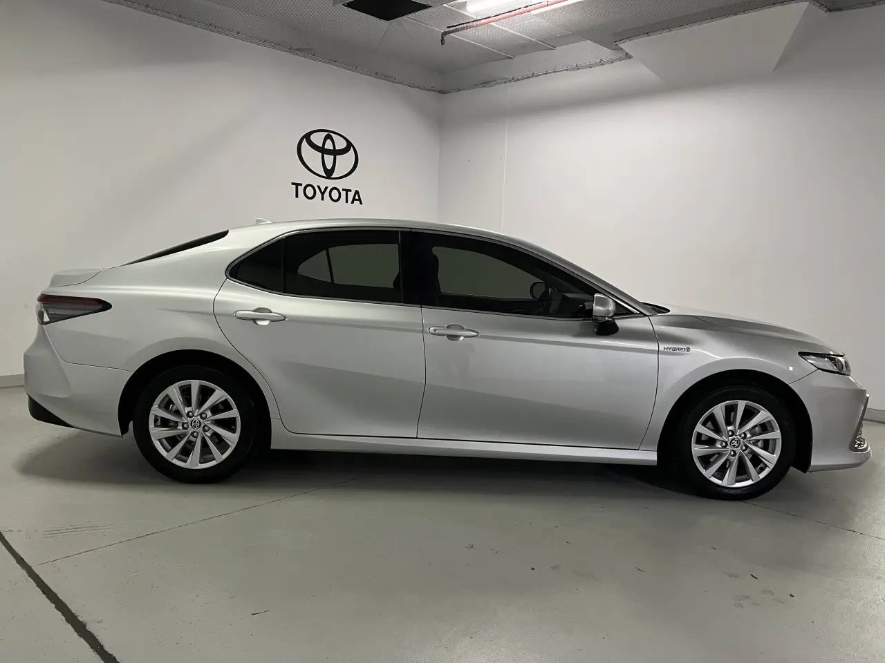 2022 TOYOTA CAMRY HYBRID Gallery Image 4