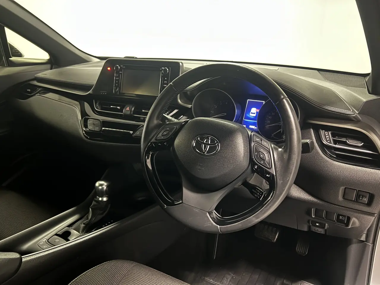 2017 TOYOTA C-HR Gallery Image 10