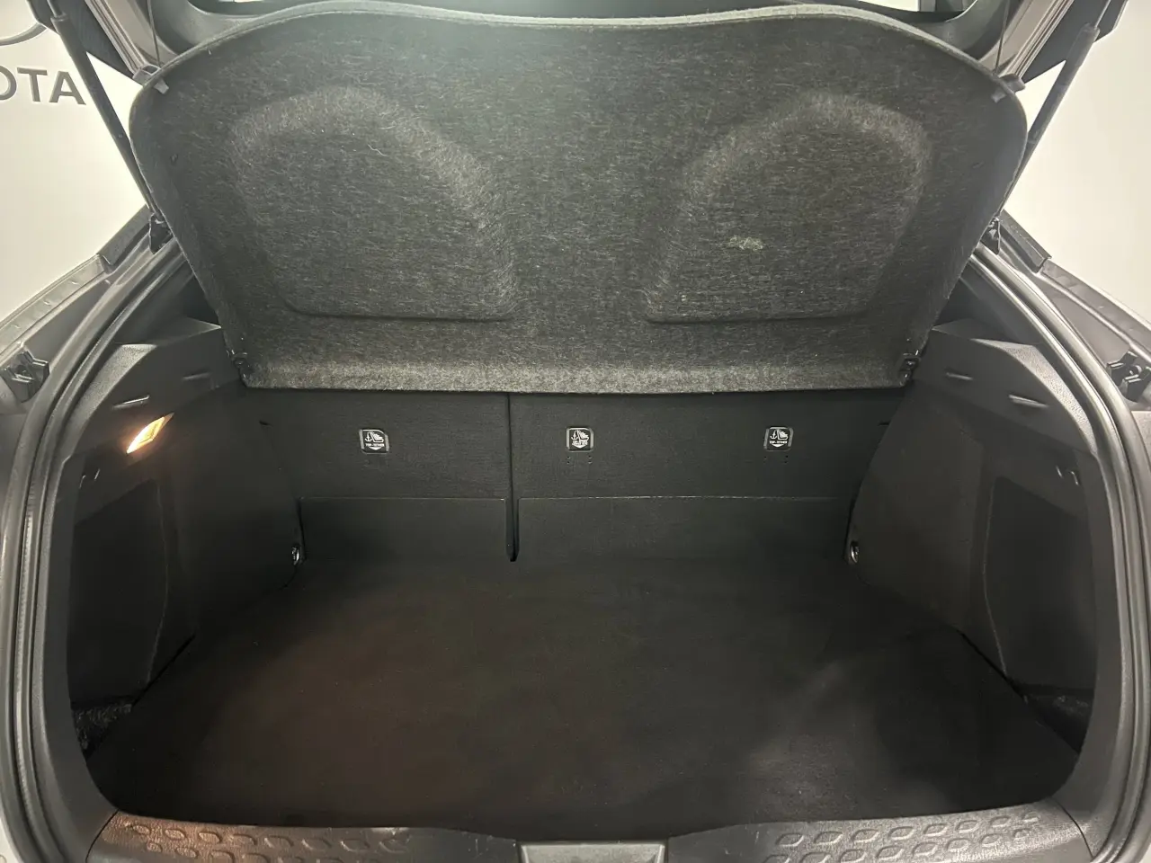 2017 TOYOTA C-HR Gallery Image 12