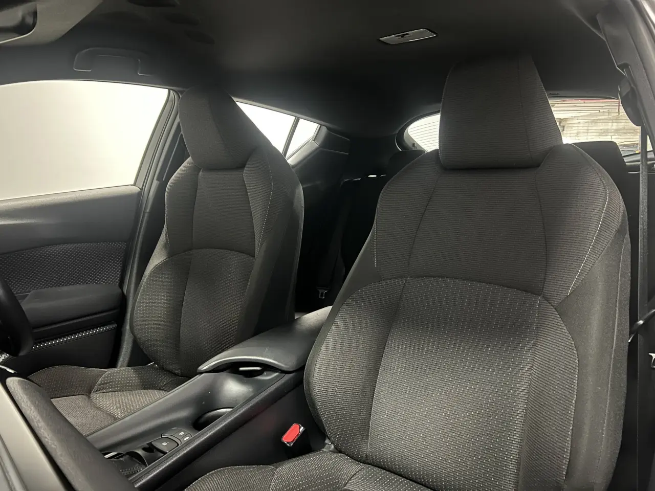 2017 TOYOTA C-HR Gallery Image 15